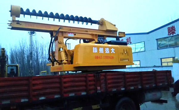 香蕉视频APP官网太陽能光伏履帶液壓香蕉视频网页版雨中拍攝圖四