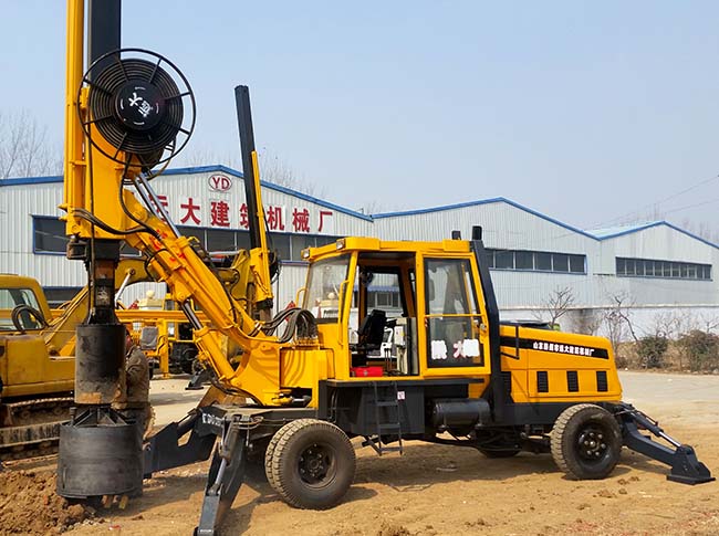 小型輪式旋挖機，適合於房屋建築、道路橋梁施工和建築工地使用